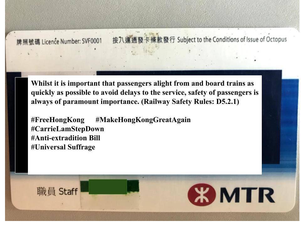 有港鐵職員展示職員證抗議。MTR Secrets