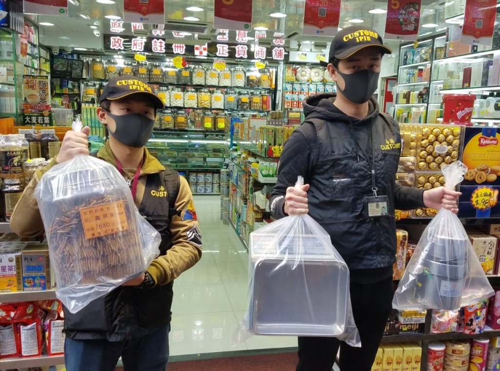 海關檢走一樽蟲草、榜及磨粉機作證物。