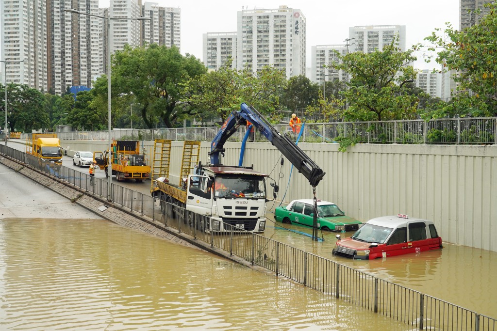 去年的黑雨期间多区发生严重水浸。资料图片