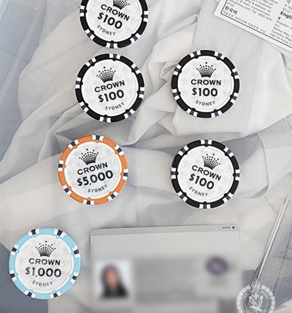 警方于清晨采取拘捕行动,突击母女价值数百万澳元的豪宅,搜出大量财务文件、名牌手袋,以及一条40克金条(值约1万澳元)及价值6,600澳元的赌场筹码。澳洲警方图片 警方于清晨采取拘捕行动,突击母女价值数百万澳元的豪宅,搜出大量财务文件、名牌手袋,以及一条40克金条(值约1万澳元)及价值6,600澳元的赌场筹码。澳洲警方图片