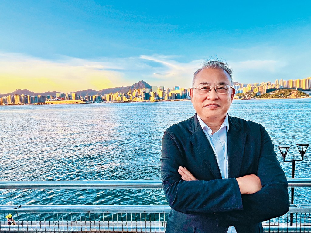 源栢梁以「相信可看见，创新成蜕变」为人生座右铭，应对工作难题。