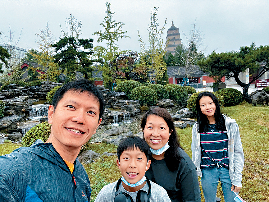 方卓祺一家目前定居內地。