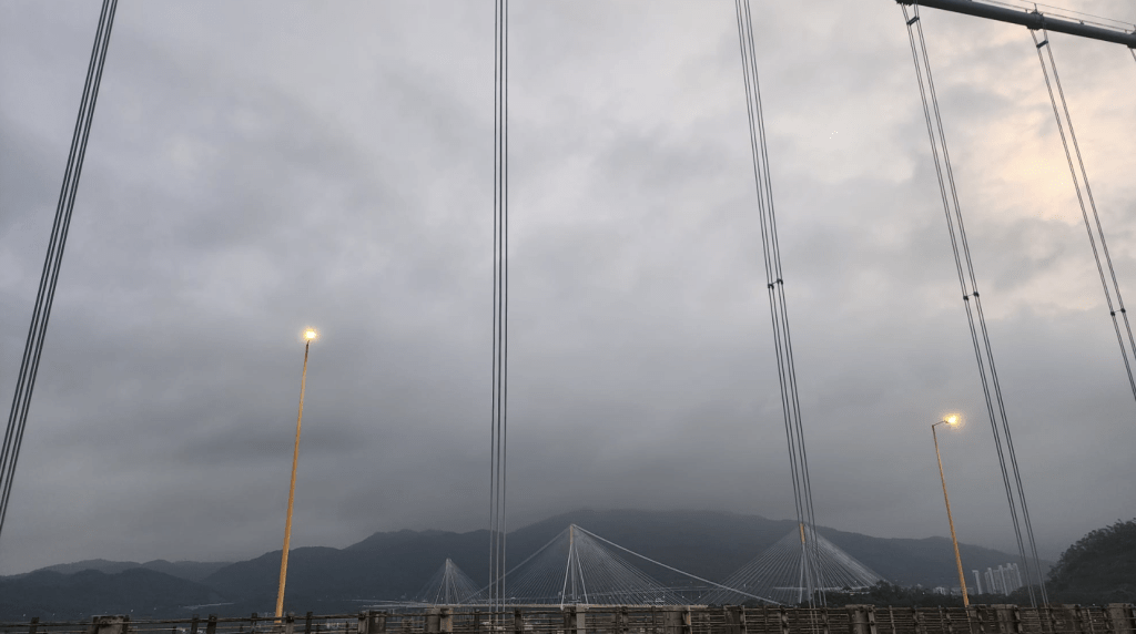 本港地區今日大致多雲,間中有驟雨及幾陣雷暴,早上部分地區雨勢較大。黎志偉攝 本港地區今日大致多雲,間中有驟雨及幾陣雷暴,早上部分地區雨勢較大。黎志偉攝