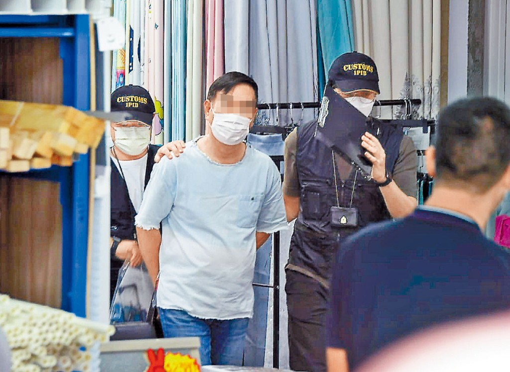 裝修工程公司職員被關員帶走。