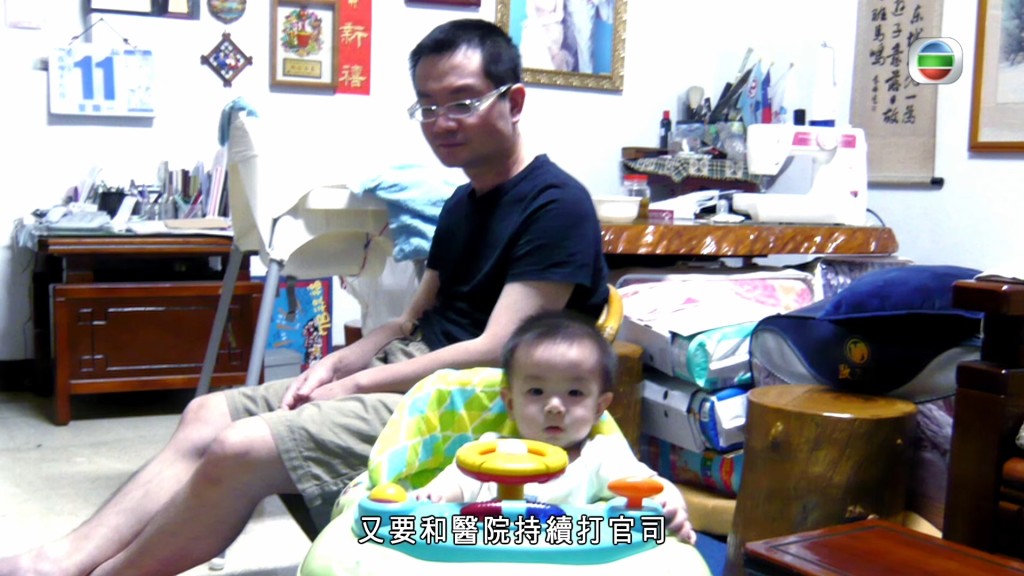 為了照顧丈夫和兒子,同時要應付官司,李其芳身心俱疲。 為了照顧丈夫和兒子,同時要應付官司,李其芳身心俱疲。