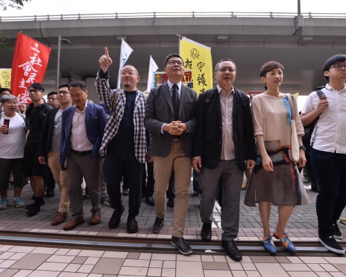 九子今於8時50分左右陸續抵達西九龍裁判法院。