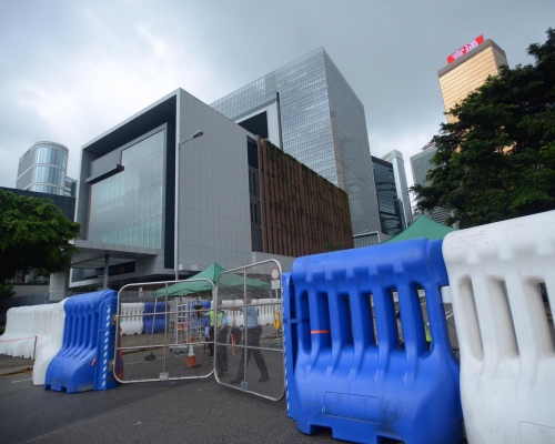 政府總部外及警察總部外已經擺設大型水馬防範衝擊。