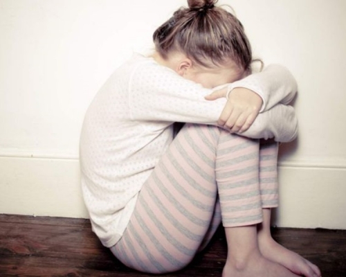 男教師趁幼稚園女生時非禮。配圖與本文無關