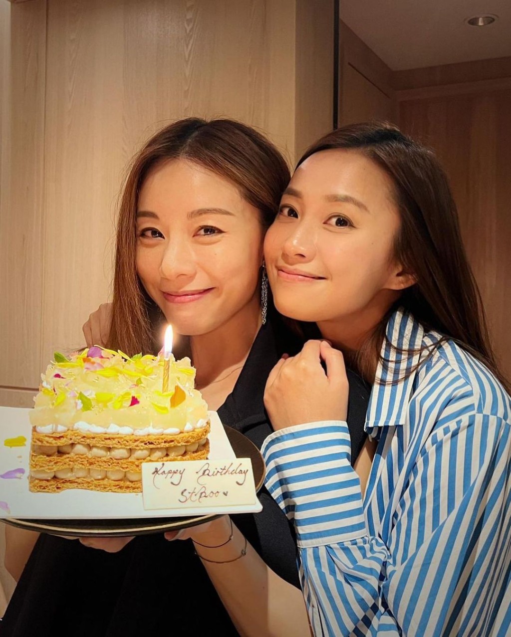 邓丽欣与好友Miki庆祝39岁生日。
