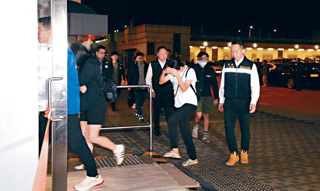 保安局再解救6名港人回港,其中5人率先昨晚抵埗。