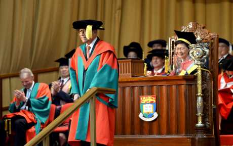 冼为坚博士曾获香港大学颁授荣誉大学院士衔。资料图片