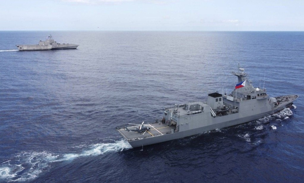 11月23日在西菲律賓海舉行的菲律賓和美國戰術演習中的「吉福茲號」。 美聯社