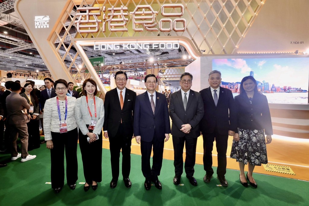 李家超（中）下午在丘應樺（右三）和貿發局主席馬時亨（左三）陪同下，到貿發局在企業商業展設立的香港食品館和香港服務業展館參觀。李家超FB圖片
