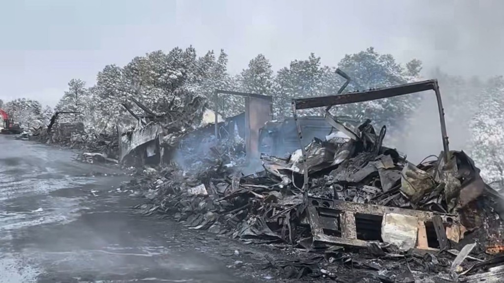 美國40號州際公路於3月13日發生的嚴重事故涉及22架車，車子燒至難以辨識。 FB / Arizona Department of Public Safety