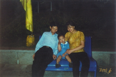 閆智勇一家三口。