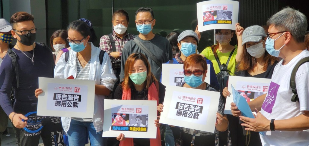 两个团体10多人先在门外叫口号及举起标语。