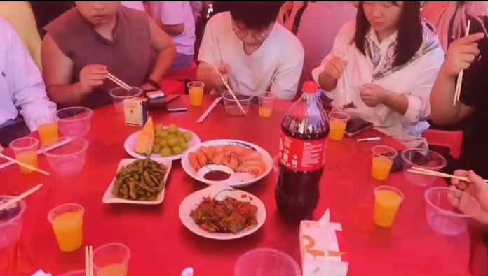 各地网友前来祝贺“戴戴”及其新娘子。