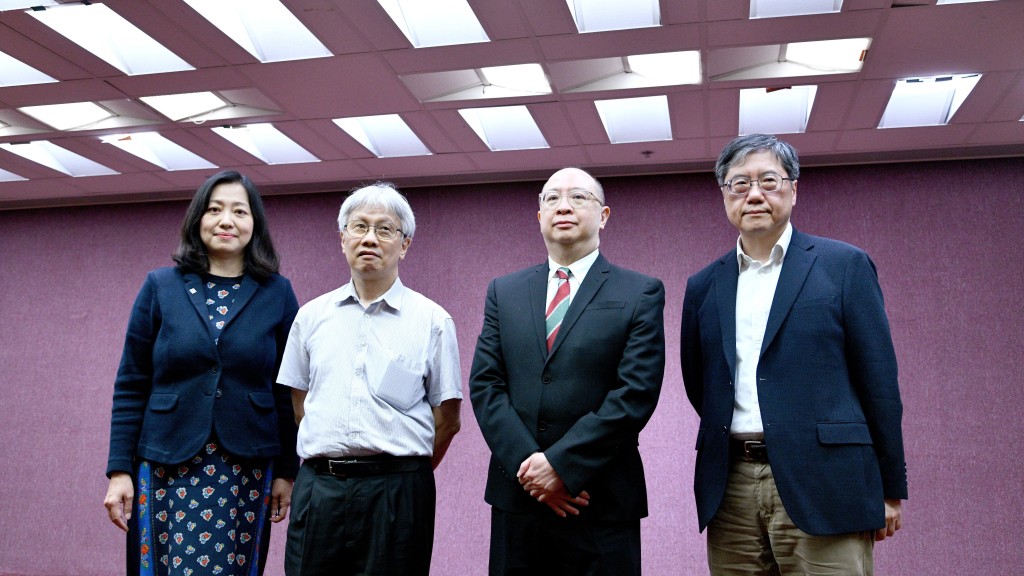 左起:衞生署私營醫療機構規管辦公室主任梁愛珊、人類生殖科技管理局視察委員會成員楊樹標、主席梁憲孫及成員吳榮華。 左起:衞生署私營醫療機構規管辦公室主任梁愛珊、人類生殖科技管理局視察委員會成員楊樹標、主席梁憲孫及成員吳榮華。