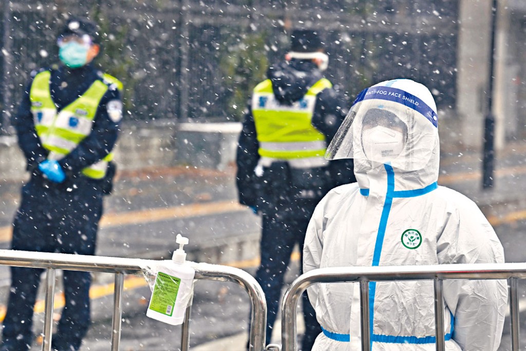 ■西安防疫人員昨天在風雪中站崗。