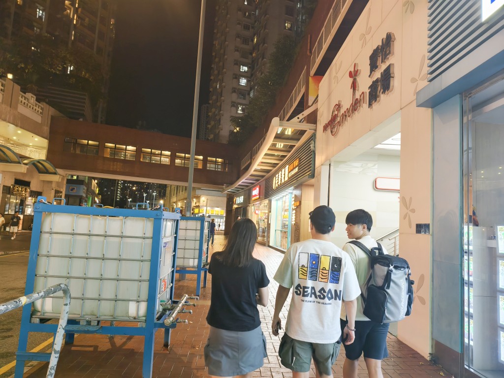 屯門良德街一帶食肆外亦部署了水箱。徐裕民攝 屯門良德街一帶食肆外亦部署了水箱。徐裕民攝