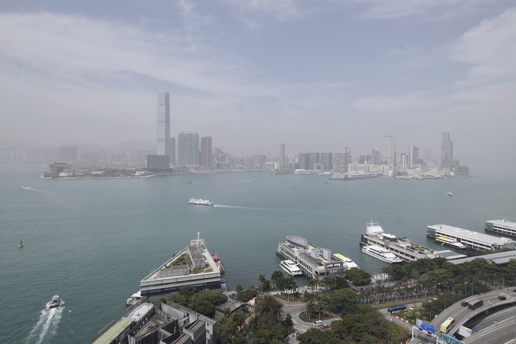 季候風於周末持續影響香港。