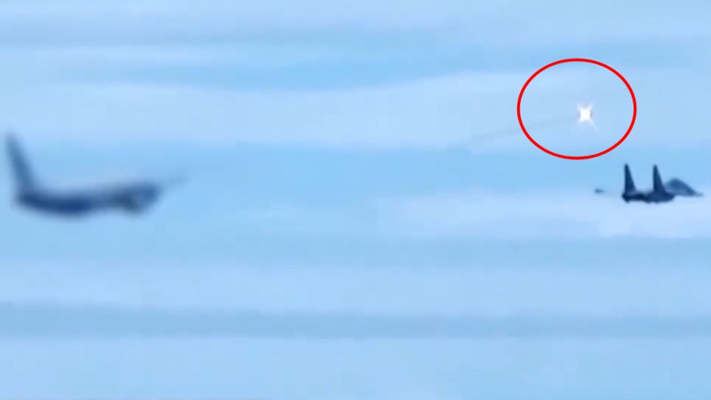 殲-16戰機發射紅外彈。央視截圖 殲-16戰機發射紅外彈。央視截圖