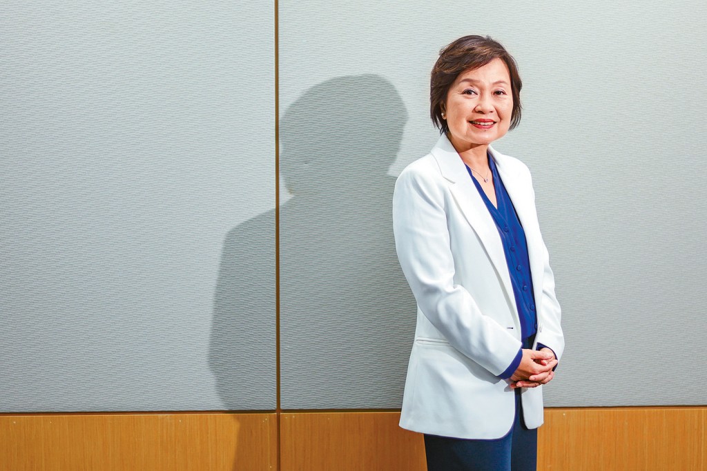 蔡若蓮指現在的學生尊重國旗及國歌之餘，更為中國人身份感到自豪，是正面的進步。