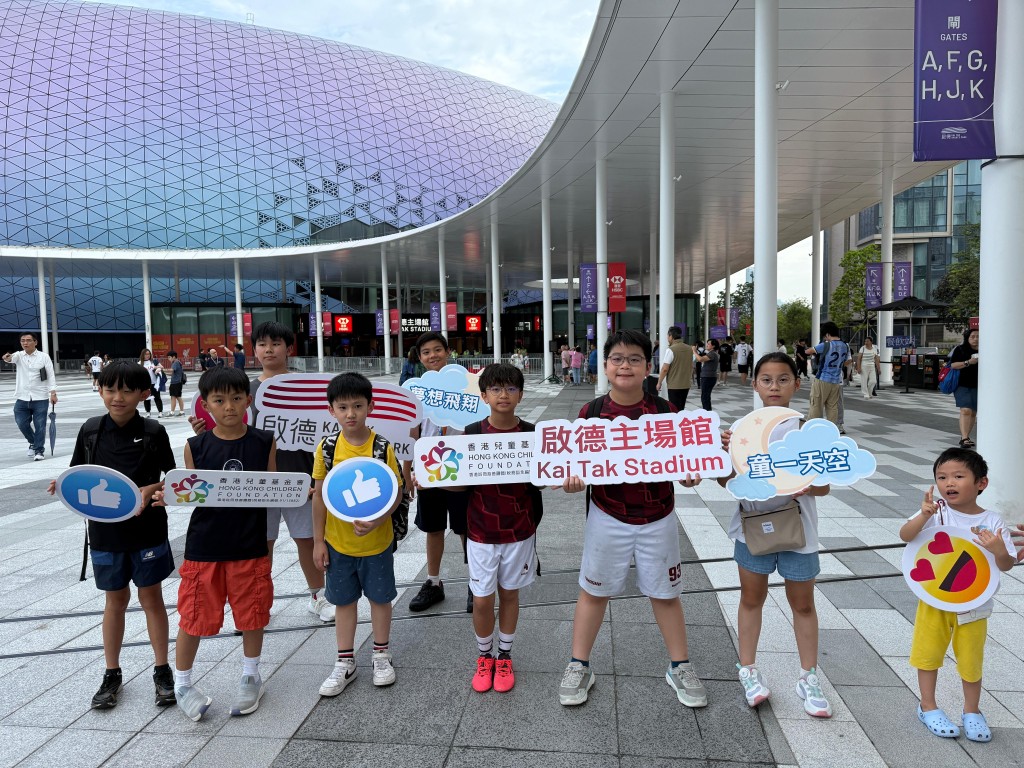 香港兒童基金會及啟德區共12個家庭約40個大小朋友獲邀參觀啟德體育園。 香港兒童基金會及啟德區共12個家庭約40個大小朋友獲邀參觀啟德體育園。