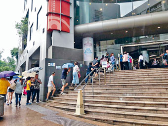 ■新一期近四千九百個分布各區的居屋單位推出，吸引大批市民冒雨到樂富房委會客務中心排隊索取表格。