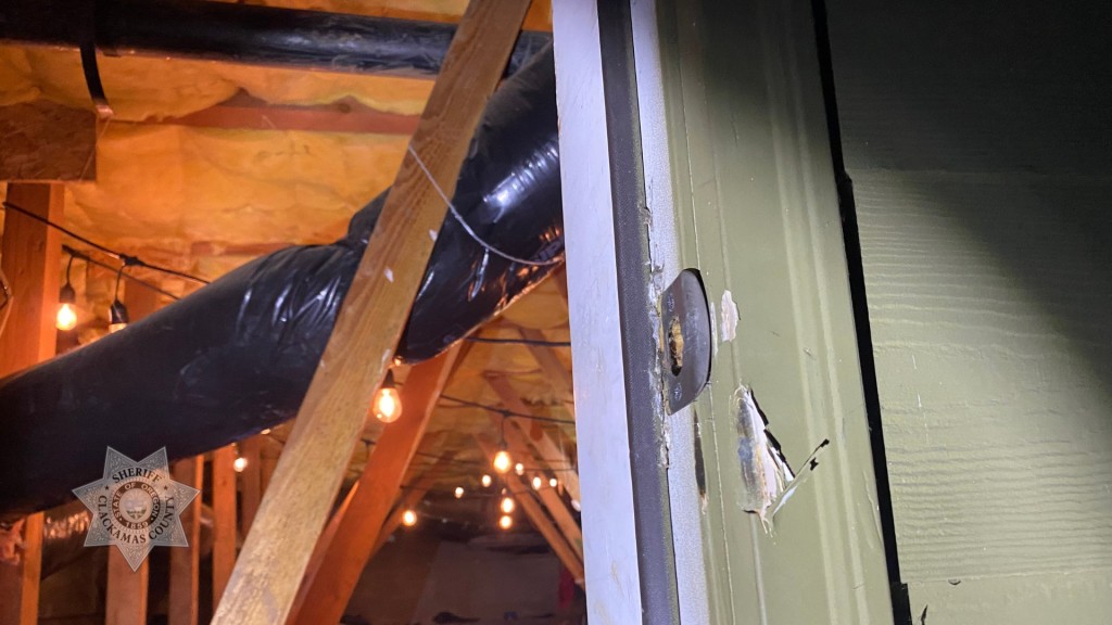 寄居者將空間上鎖還偷電。  Clackamas County Sheriff's Office 