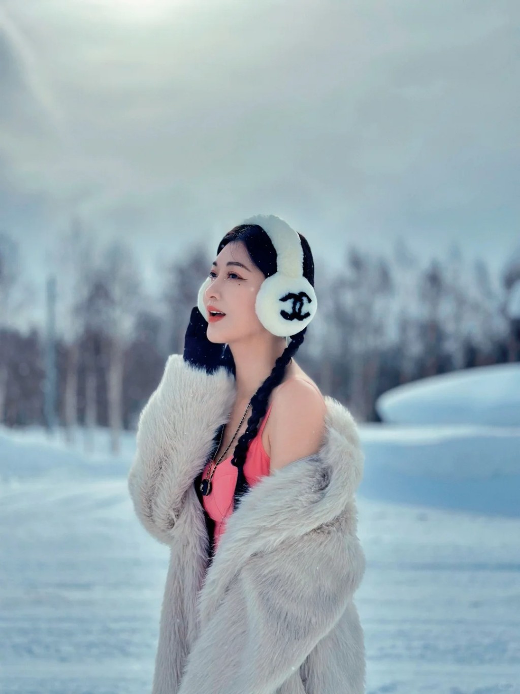 李彩華的Chanel耳罩好搶眼。