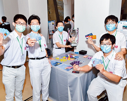 皇仁書院學生團隊參考疫情設計桌上遊戲，在設計比賽奪冠。　受訪者提供