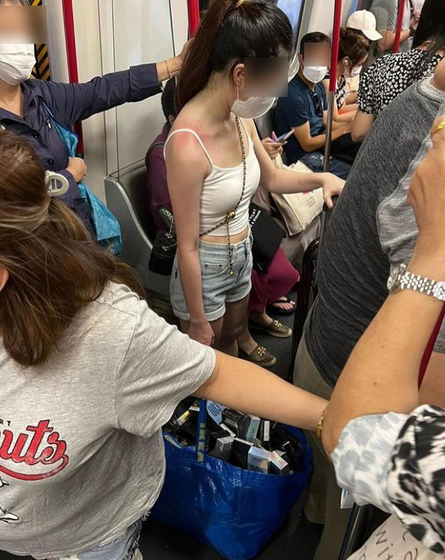 女子在港鐵內攜帶大量避孕套，站近門邊。