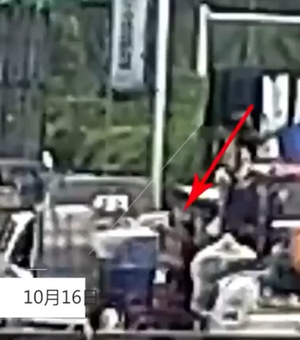 男子的倒汽油惡行全被拍下來。網圖