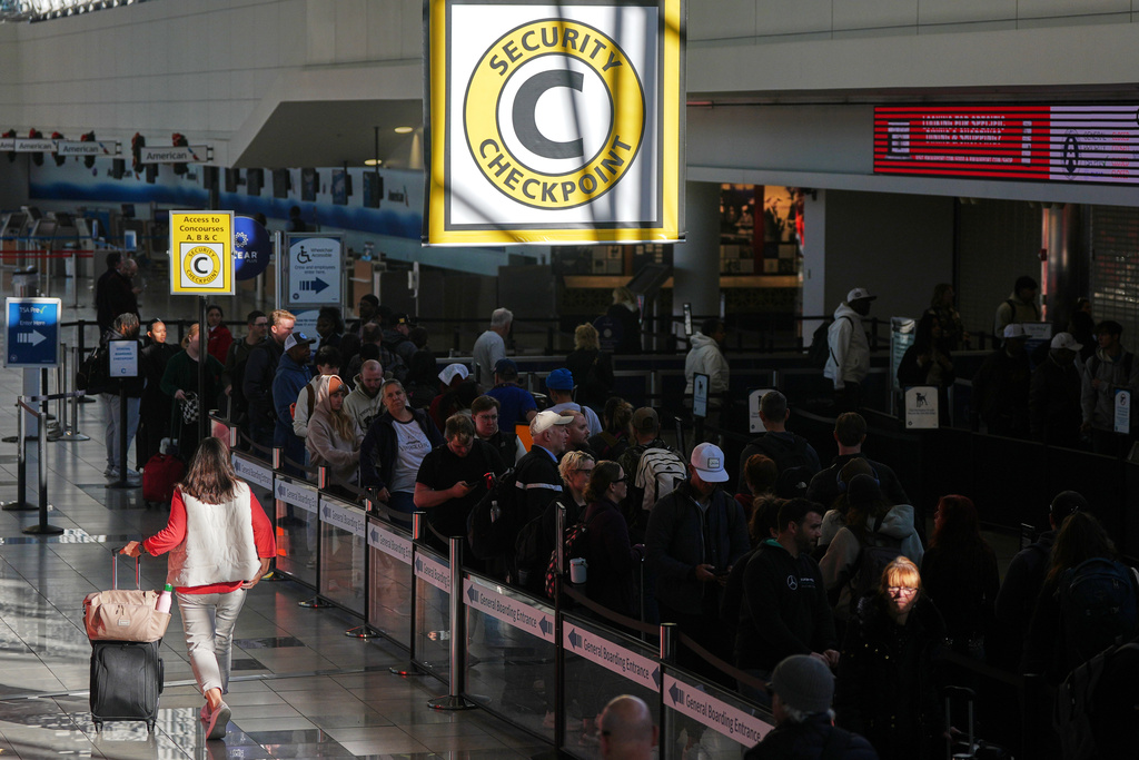 政府停擺導致超過1700班航班延誤甚至取消。美聯社