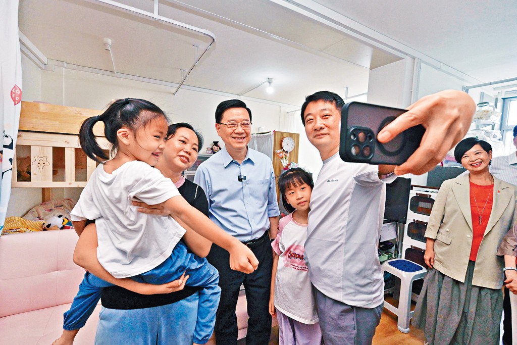 李家超訪簡約公屋指市民幸福感提升