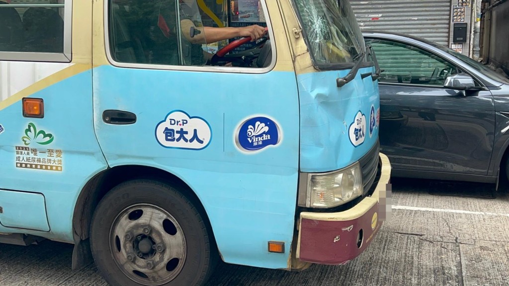 小巴右邊車頭凹陷。 小巴右邊車頭凹陷。