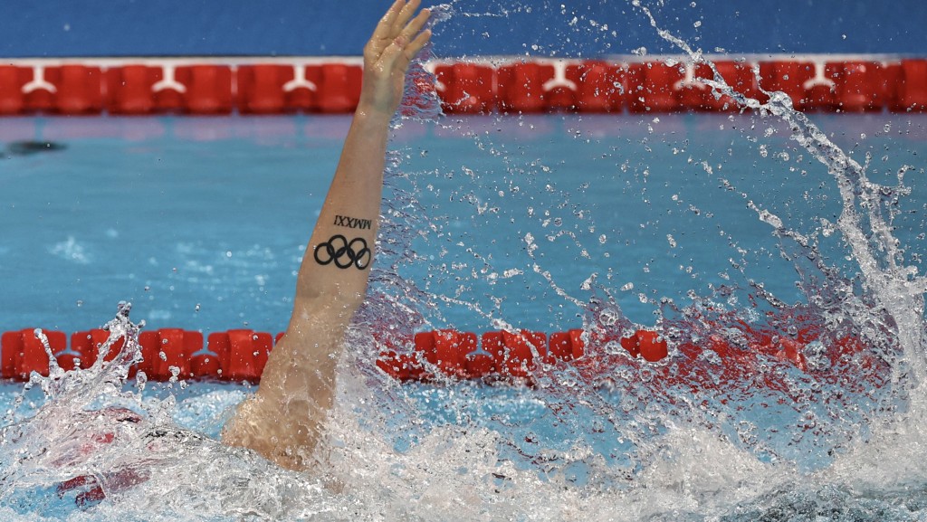 巴黎奥运男子200米背泳预赛，英国选手格林班克（Luke Greenbank）小组赛得第一。 新华社