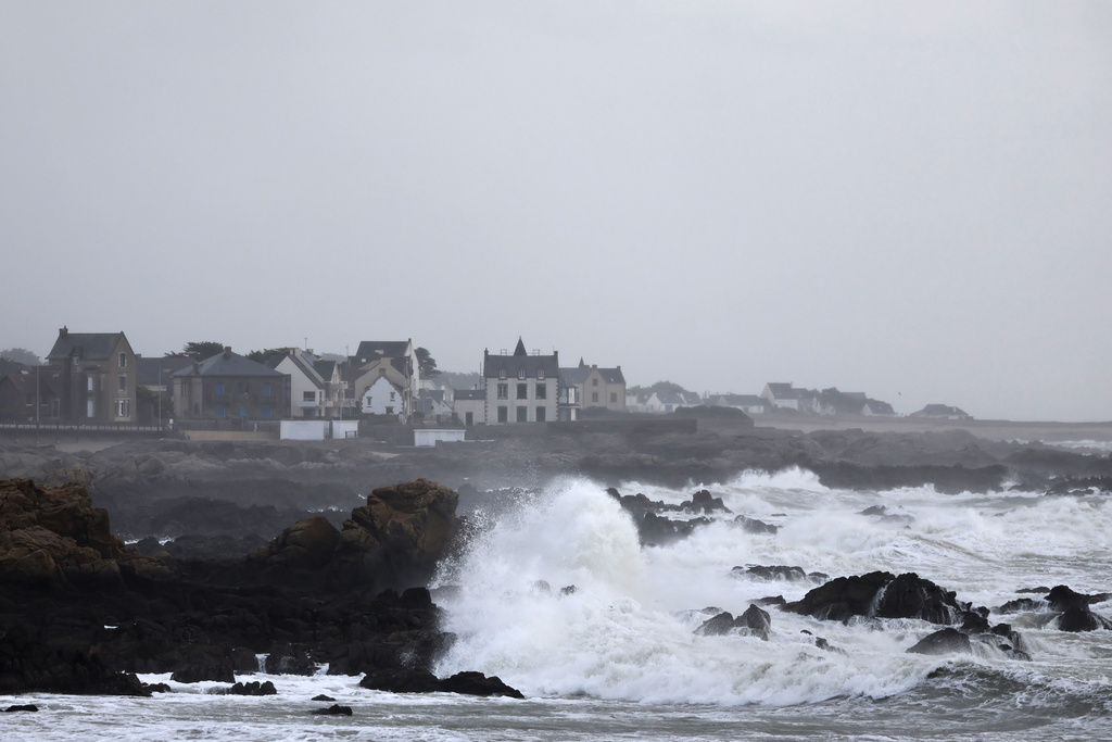 英国海岸翻起巨浪。美联社
