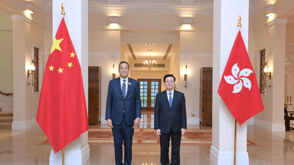 行政長官李家超(右)今日在禮賓府與訪問香港的泰國總理賽塔.他威信(左)會面。政府新聞處