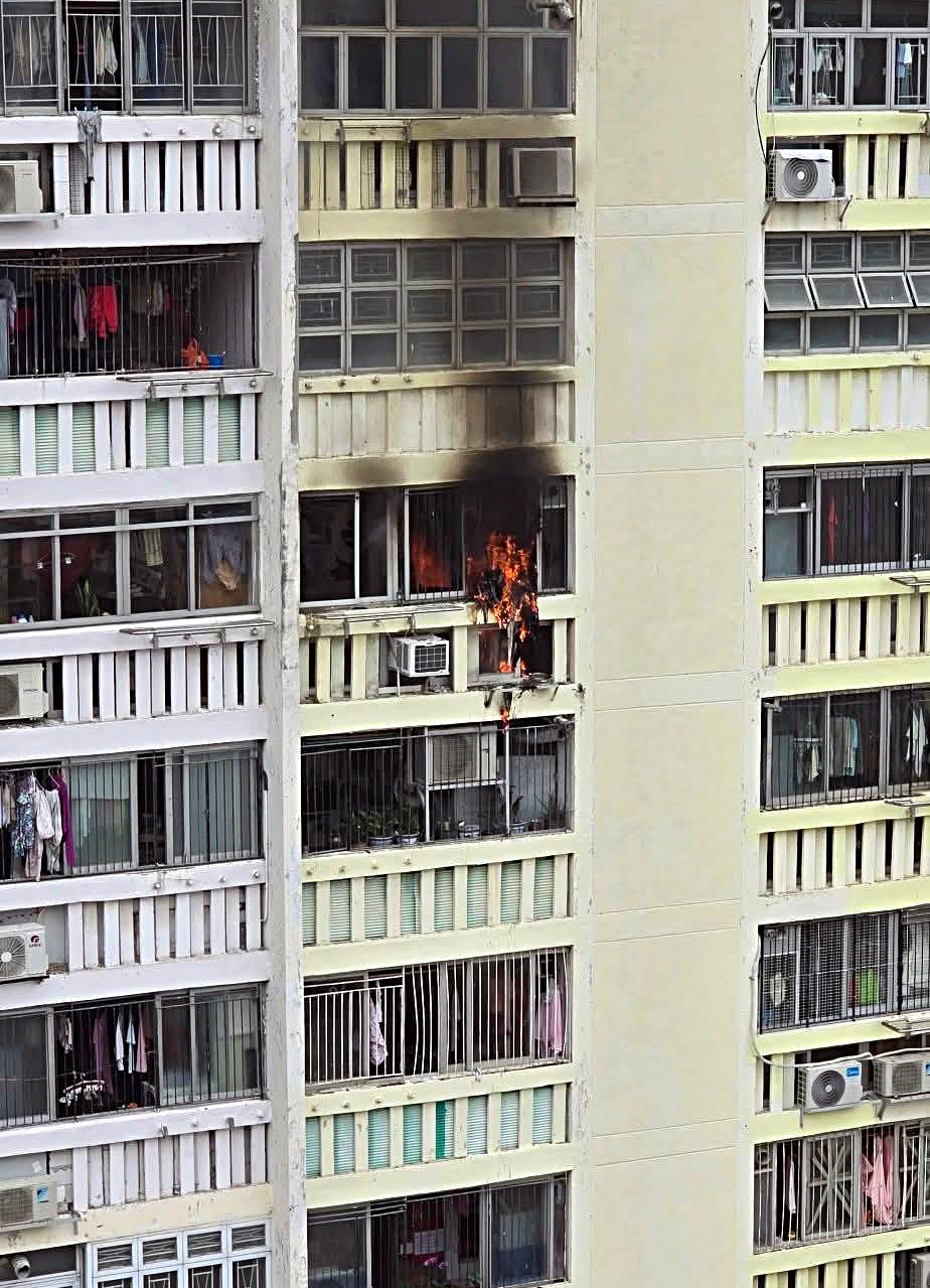 單位冒出濃煙及烈焰,熏黑外牆。fb:消防群組 單位冒出濃煙及烈焰,熏黑外牆。fb:消防群組