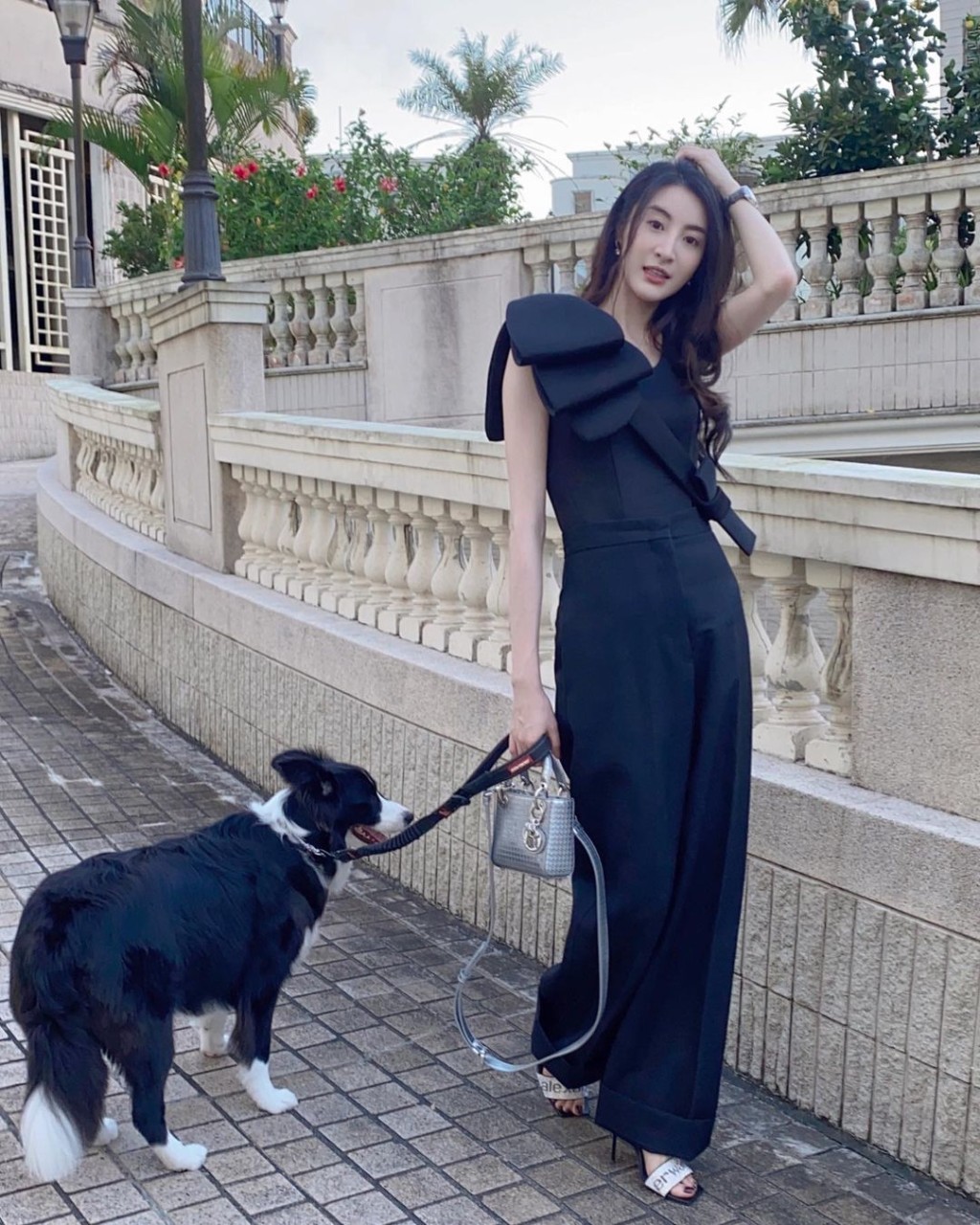 林夏薇拎Dior Lady Mini放狗。  ​