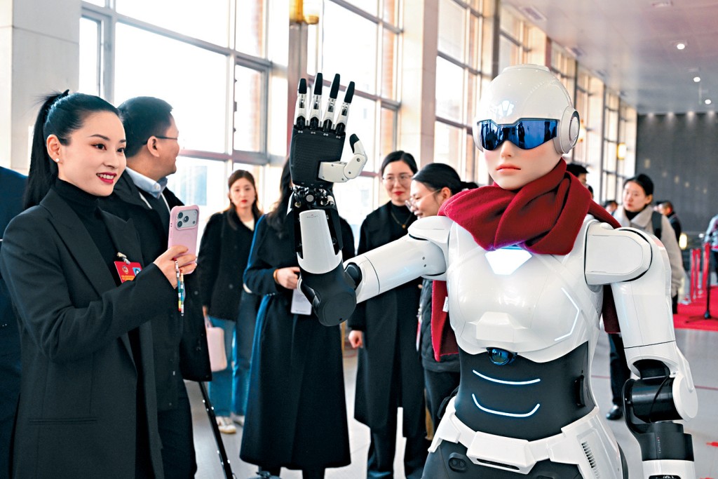 機械人記者「小安」參加安徽省兩會報道。