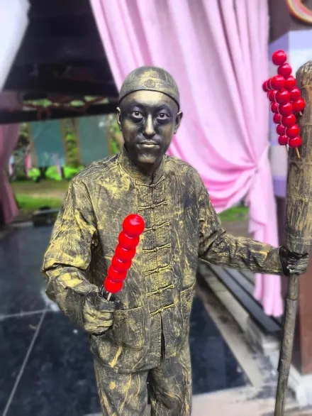 小李此前扮演的老北京铜人。