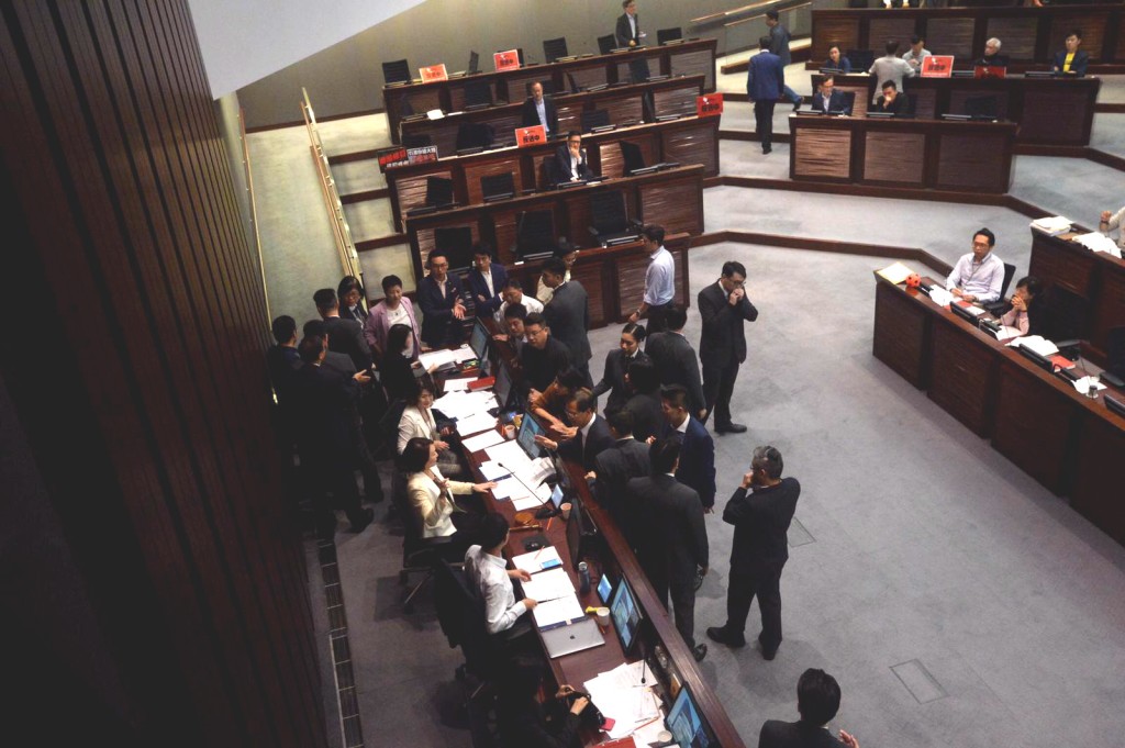 民主派議員走上前與李慧琼理論