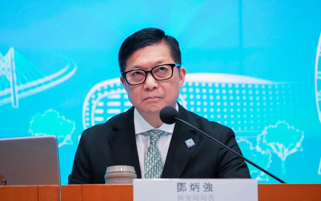 鄧炳強稱,當局正調校電腦系統,並與內地研究延長陸路口岸開放時間。吳艷玲攝 鄧炳強稱,當局正調校電腦系統,並與內地研究延長陸路口岸開放時間。吳艷玲攝