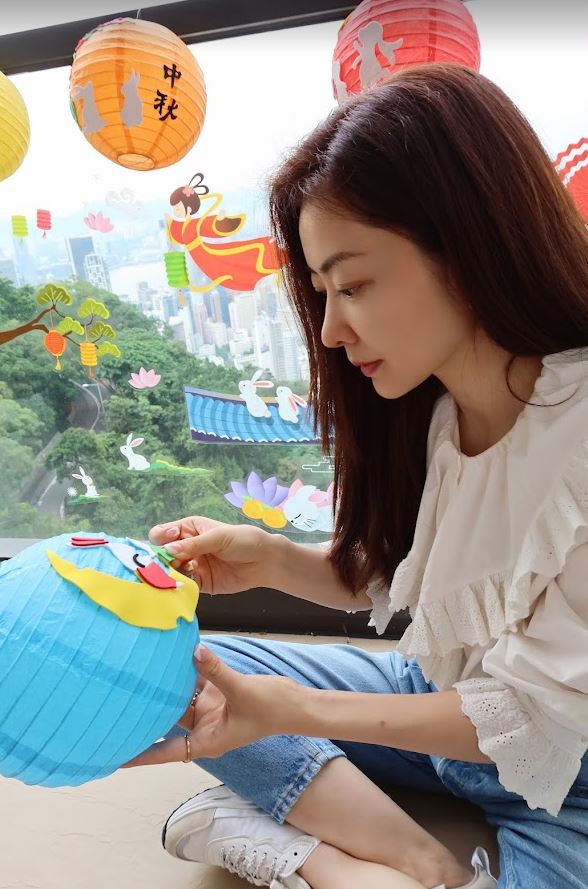 Lynn今年跟孖女整燈籠。