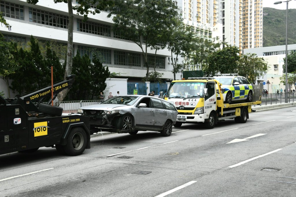 警方拖走涉案車輛。楊偉亨攝