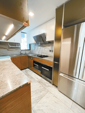 廚房備有三邊工作枱，設備齊全，方便住客使用。