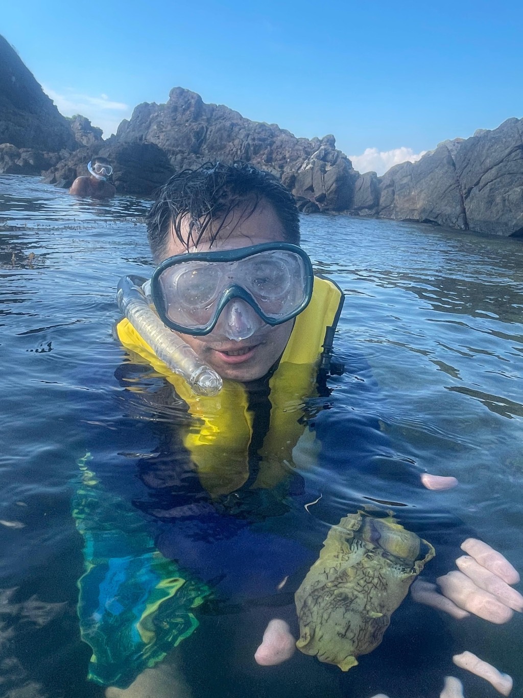 浮潛基本裝備包括浮衣、面罩、呼吸管和蛙鞋。